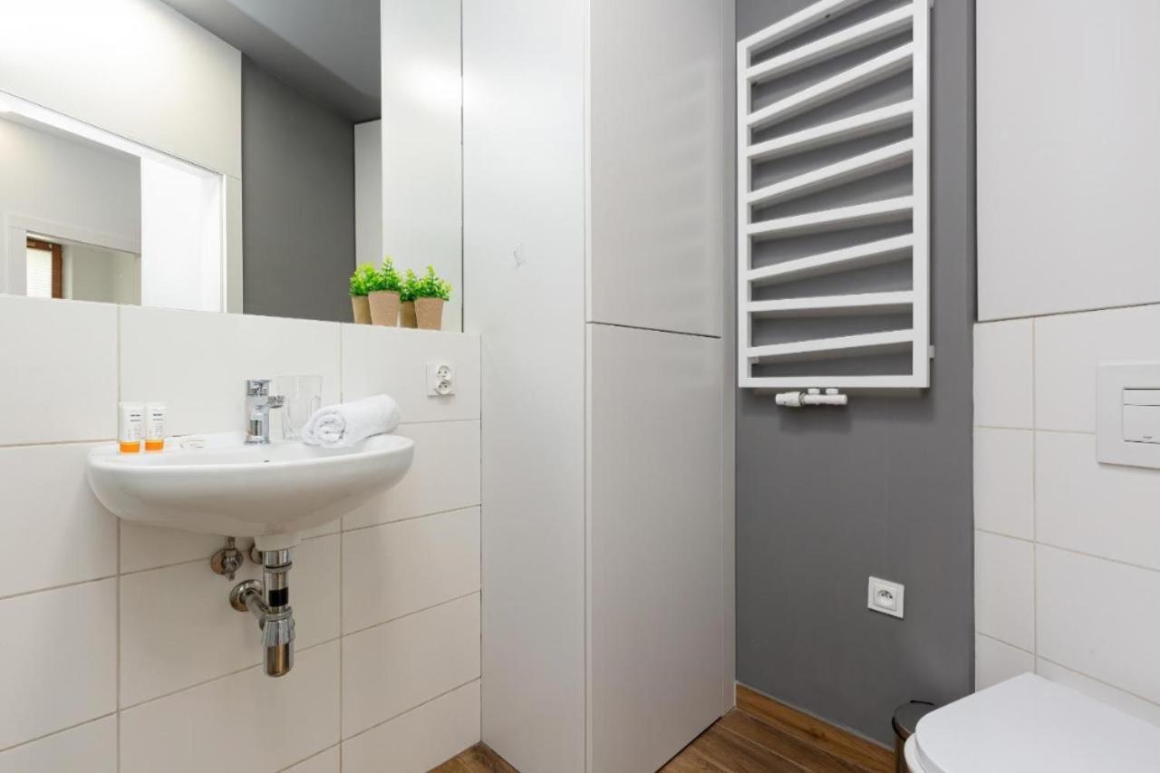 Modern Apartment With Pool Near Golden Terraces Warschau Buitenkant foto
